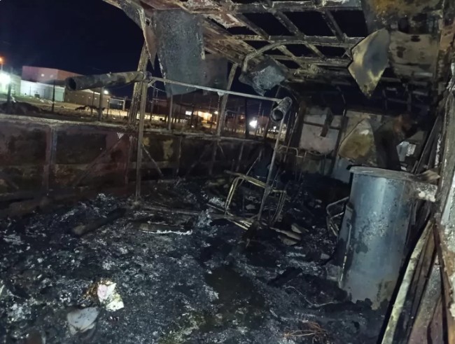  El colectivo en el que habitaba la familia quedó convertido en cenizas.