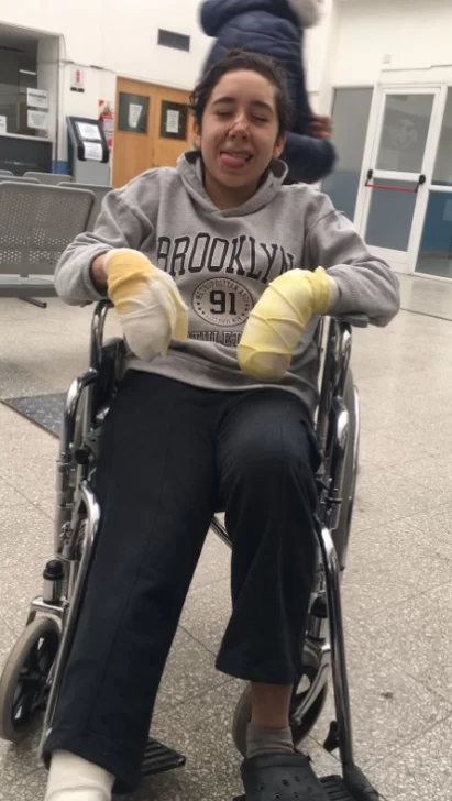  Uno de los adolescentes que recibieron curaciones en el Hospital Regional.