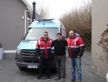 Claudio Vidal entregó ambulancias a Puerto Santa Cruz y Gregores Claudio Vidal entregó ambulancias a Puerto Santa Cruz y Gregores