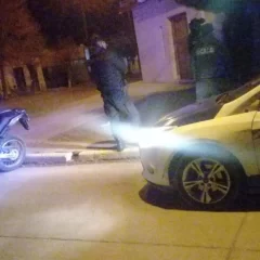 Dos hombres detenidos tras evadir un control, chocar un patrullero e intentar agredir a policías