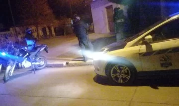 Dos hombres detenidos tras evadir un control, chocar un patrullero e intentar agredir a policías Dos hombres detenidos tras evadir un control, chocar un patrullero e intentar agredir a policías