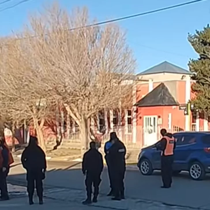 Una camioneta y una motocicleta chocaron por la presencia de escarcha en las calles Una camioneta y una motocicleta chocaron por la presencia de escarcha en las calles