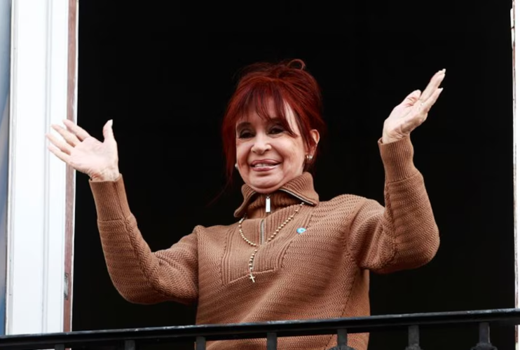  Cristina Fernández de Kirchner saluda desde el balcón de su vivienda en el barrio porteño de Constitución. Foto: REUTERS