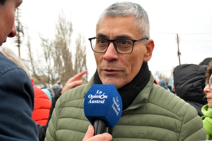  Eloy Echazú, diputado por el Pueblo de Río Gallegos, presente en la movilización. (Foto: José Silva/La Opinión Austral).
