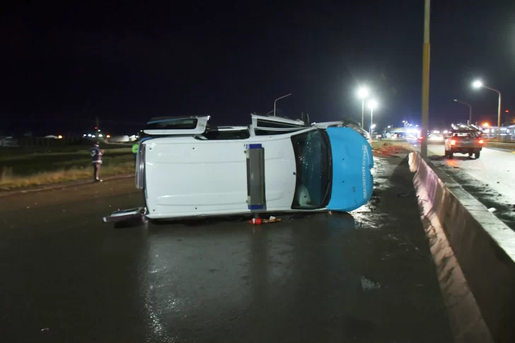  El rodado quedó sobre uno de sus laterales. (FOTO: JOSÉ SILVA/LA OPINIÓN AUSTRAL)