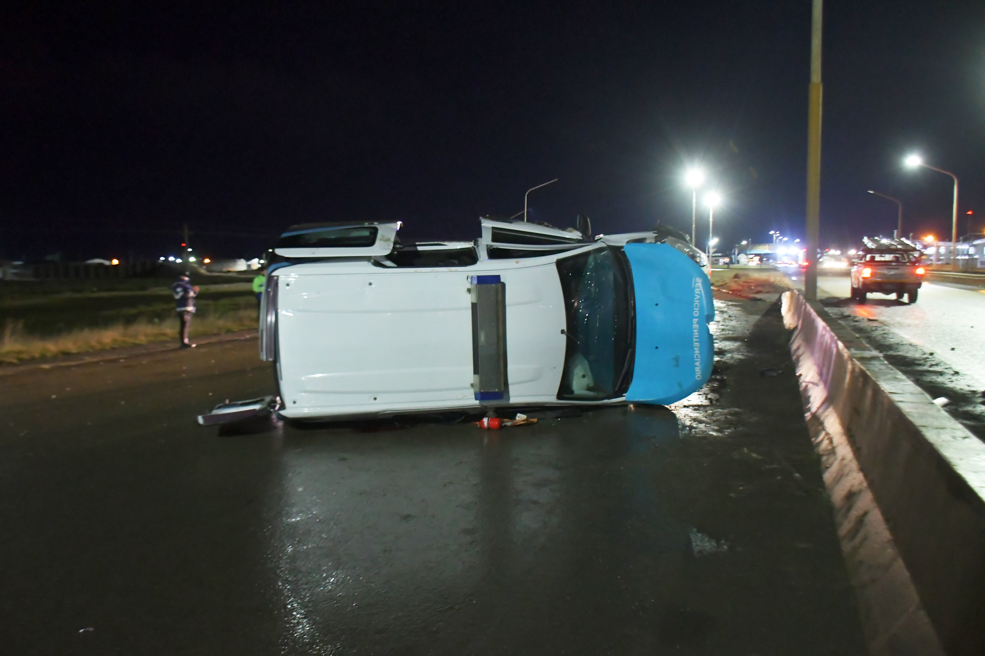  El rodado quedó sobre uno de sus laterales. (FOTO: JOSÉ SILVA/LA OPINIÓN AUSTRAL)