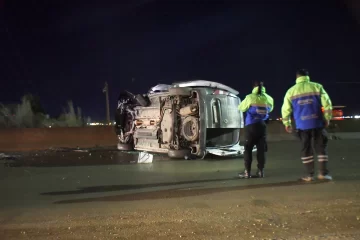 Un policía y un preso con lesiones graves tras el vuelco de la autovía 17 de Octubre