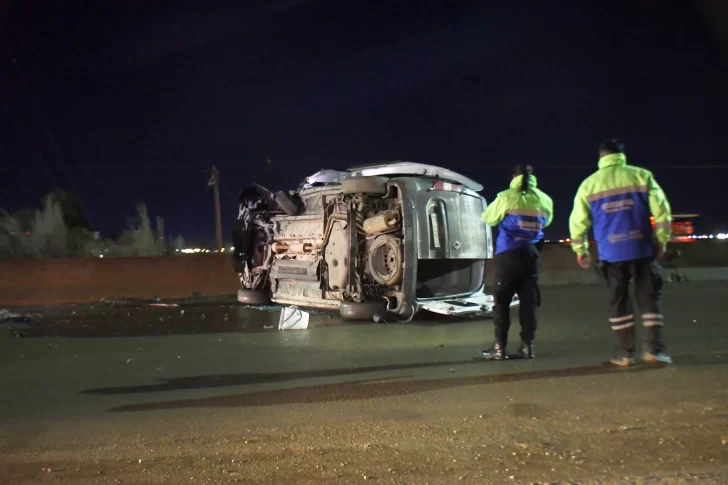 Un policía y un preso con lesiones graves tras el vuelco de la autovía 17 de Octubre