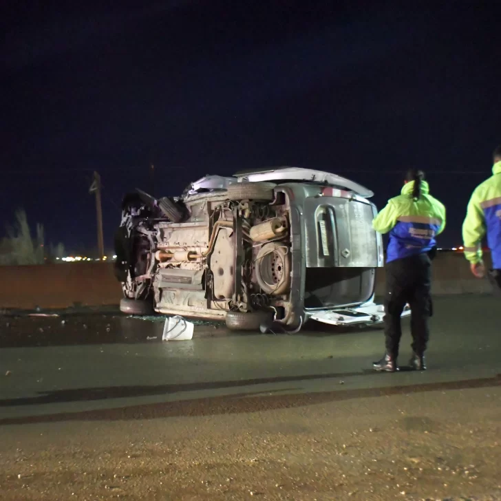 Un policía y un preso con lesiones graves tras el vuelco de la autovía 17 de Octubre