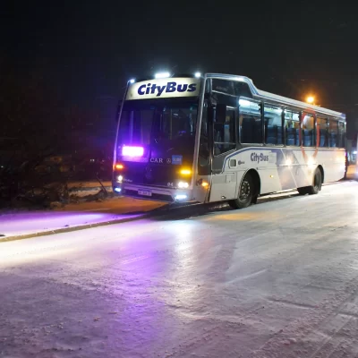 Un colectivo y un auto chocaron en medio de la nevada en Río Gallegos