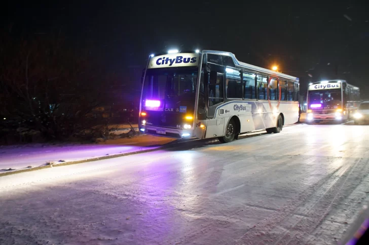 Un colectivo y un auto chocaron en medio de la nevada en Río Gallegos
