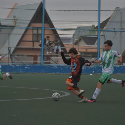 Con frío y goles: los chicos siguen sumando minutos en el Torneo Integral de Invierno