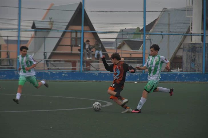 Con frío y goles: los chicos siguen sumando minutos en el Torneo Integral de Invierno