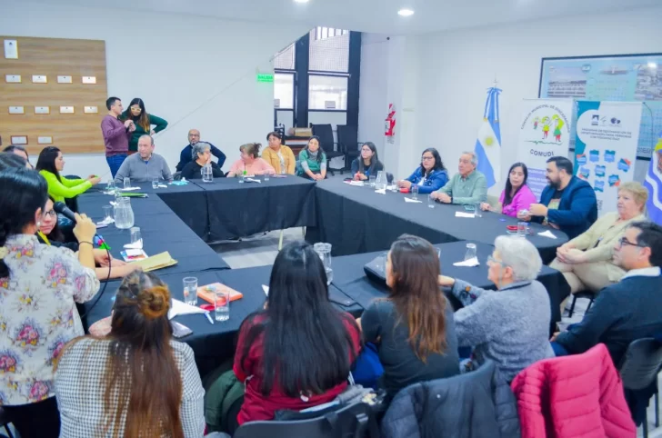  En la sesión, las organizaciones que integran COMUDI firmaron un petitorio.