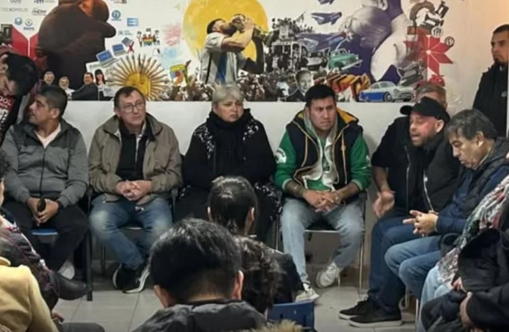 Diversos representantes partidarios y sociales se hicieron presentes. En la foto Omar Latini, Esther Labado, Carlos Aparicio y Rubén Contreras, entre otros. Diversos representantes partidarios y sociales se hicieron presentes. En la foto Omar Latini, Esther Labado, Carlos Aparicio y Rubén Contreras, entre otros.