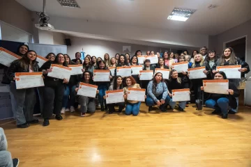 Operadoras de Niñez de Río Gallegos reciben diplomas universitarios y aumento del 40% Operadoras de Niñez de Río Gallegos reciben diplomas universitarios y aumento del 40%