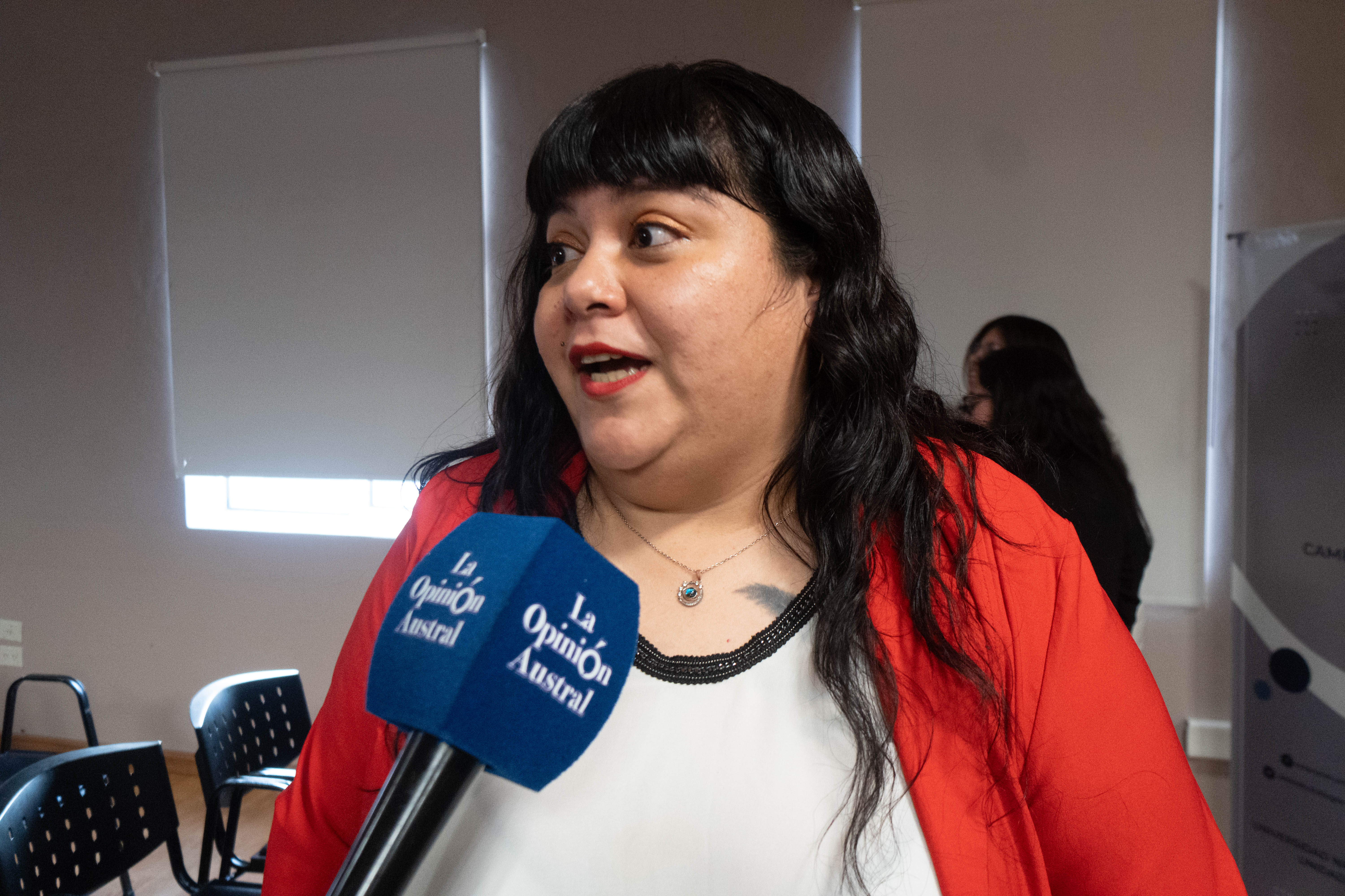  Fabiana Borelli, una de las operadoras que recibió su diploma, dialogó con La Opinión Austral. FOTO: LEANDRO FRANCO