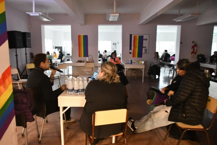  Eme Mamani de la Dirección Provincial de Diversidad brindó la charla “Derecho al Goce”. Foto: José Silva/La Opinión Austral