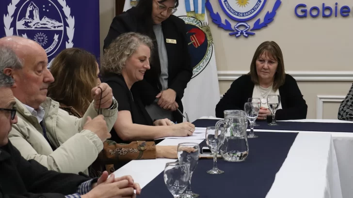  La ministra Secretaria General de la Gobernación, Cecilia Borselli firmando el convenio. Foto: Juan Palacios/La Opinión Austral