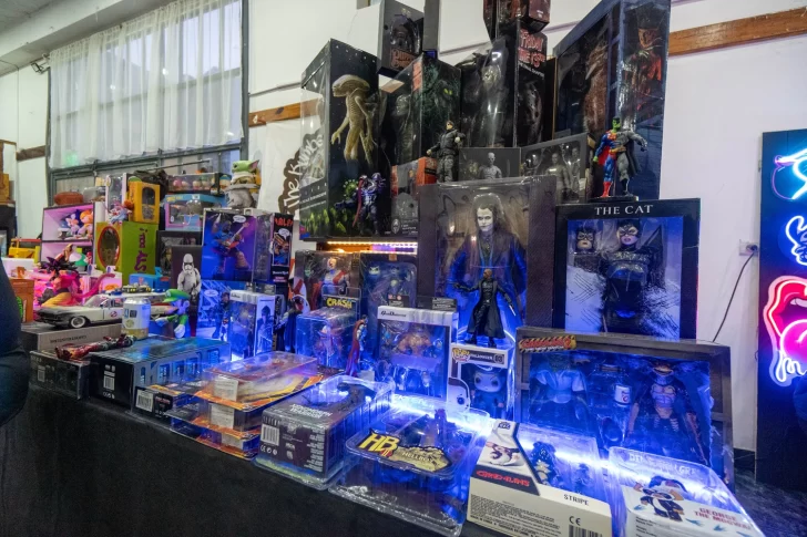 Artículos de Batman, Alien y los Gremlins en la Friki Feria. Foto: Leandro Franco/La Opinión Austral Artículos de Batman, Alien y los Gremlins en la Friki Feria. Foto: Leandro Franco/La Opinión Austral