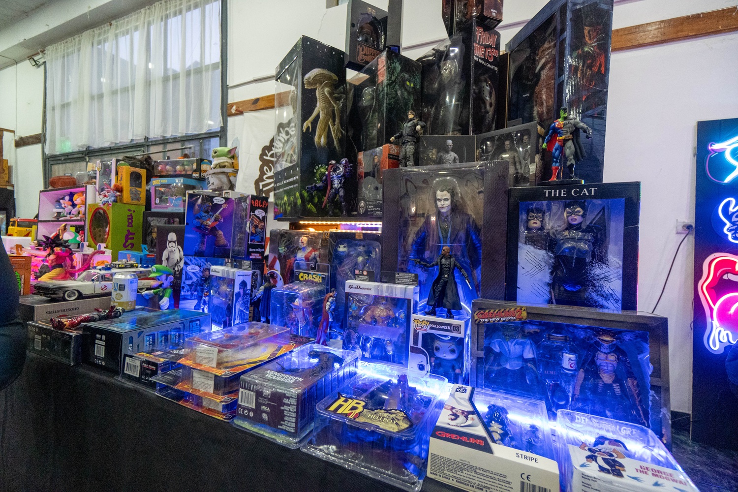  Artículos de Batman, Alien y los Gremlins en la Friki Feria. Foto: Leandro Franco/La Opinión Austral
