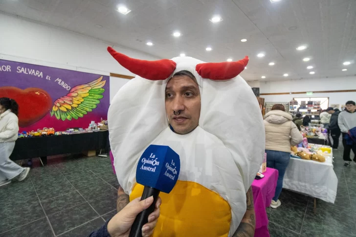 Lucas, uno de los organizadores del Friki Feria, fue entrevistado por La Opinión Austral. Foto: Leandro Franco/La Opinión Austral Lucas, uno de los organizadores del Friki Feria, fue entrevistado por La Opinión Austral. Foto: Leandro Franco/La Opinión Austral