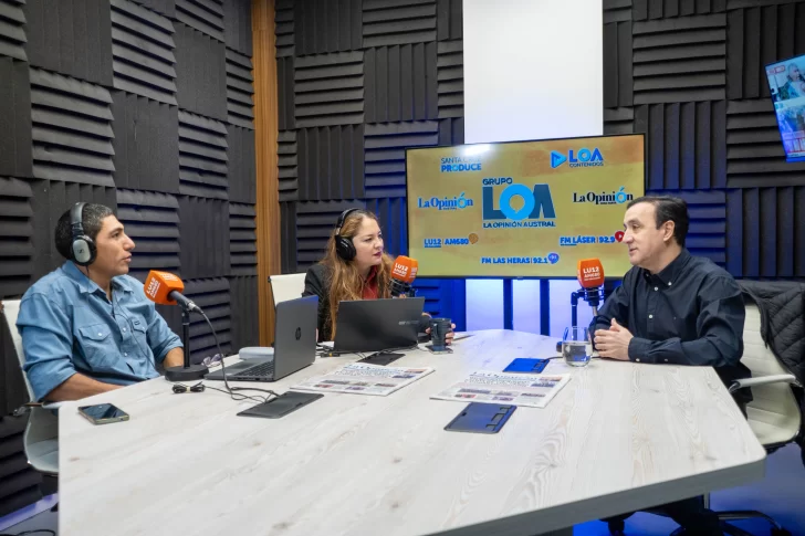  Gustavo Argañaraz, Cecilia Luna, y el intendente Pablo Grasso en los estudios de LU12 AM680 Radio Río Gallegos. FOTO: LEANDRO FRANCO/LA OPINIÓN AUSTRAL