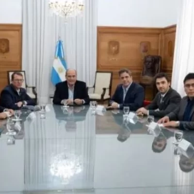 Gobernadores afectados por la “motosierra” de Milei llevaron una propuesta fiscal a Casa Rosada