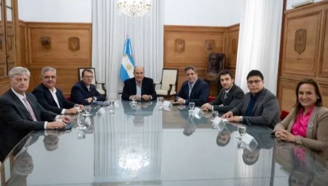 Gobernadores afectados por la “motosierra” de Milei llevaron una propuesta fiscal a Casa Rosada