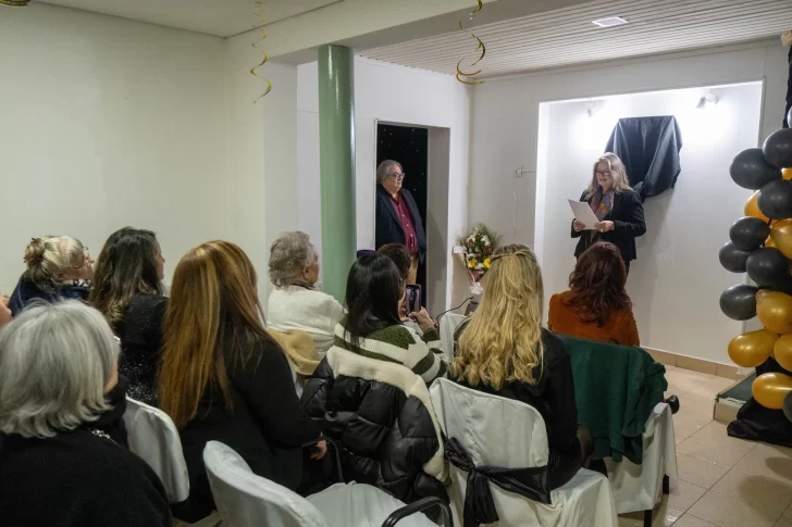  María Eugenia Sanhueza compartió una semblanza de Pichon-Rivière. FOTO: LEANDRO FRANCO/ LA OPINIÓN AUSTRAL