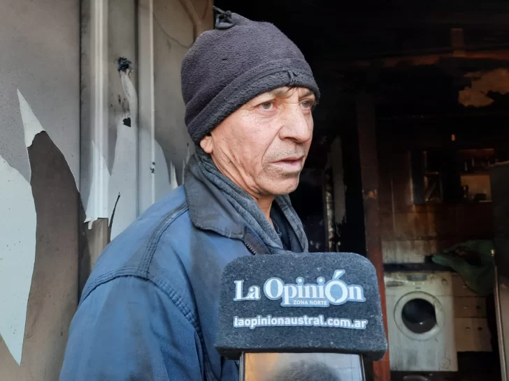  Domingo Ibañez, el propietario de la vivienda. (FOTO: TAMARA MORENO/LA OPINIÓN AUSTRAL).
