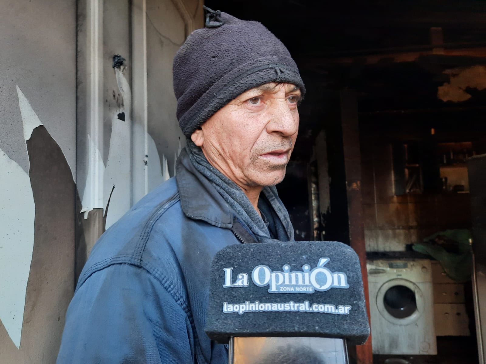  Domingo Ibañez, el propietario de la vivienda. (FOTO: TAMARA MORENO/LA OPINIÓN AUSTRAL).