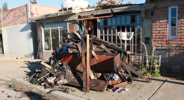  Los escombros que fueron retirados de la casa. (FOTO: TAMARA MORENO/LA OPINIÓN AUSTRAL).