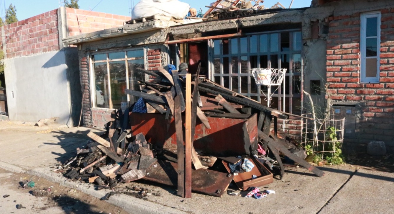  Los escombros que fueron retirados de la casa. (FOTO: TAMARA MORENO/LA OPINIÓN AUSTRAL).