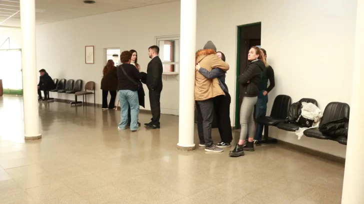  El dolor de la familia de Millaray. (FOTO: TAMARA MORENO/LA OPINIÓN AUSTRAL).