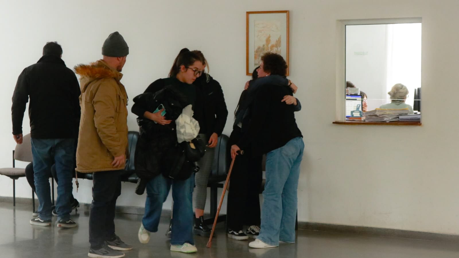  Marta (de bastón), madre de Millaray. (FOTO: TAMARA MORENO/LA OPINIÓN AUSTRAL).