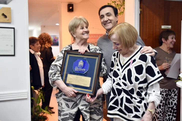  El intendente Pablo Grasso entregó una placa a LALCE Río Gallegos por su 50° Aniversario. Foto: José Silva/La Opinión Austral