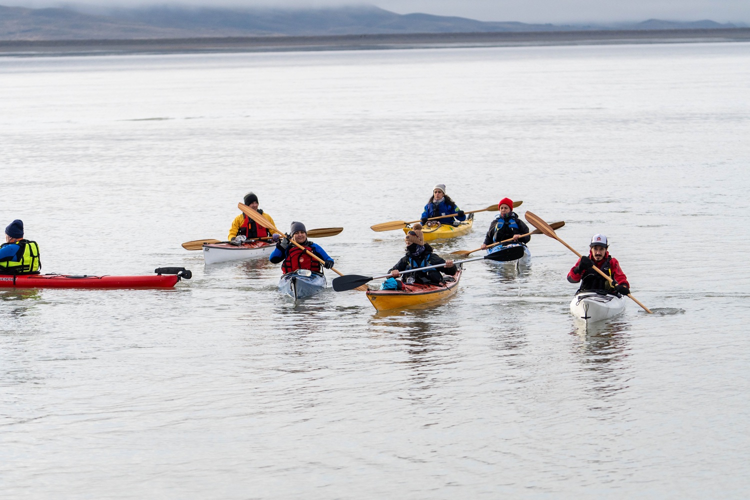  Los kayakistas navegaron hasta llegar al sector de limpieza. FOTO: LEANDRO FRANCO/ LA OPINIÓN AUSTRAL
