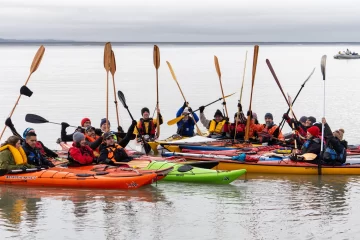 Cruzaron la ría en kayak y limpiaron la costa: “Tenemos que cuidar el lugar donde vivimos”
