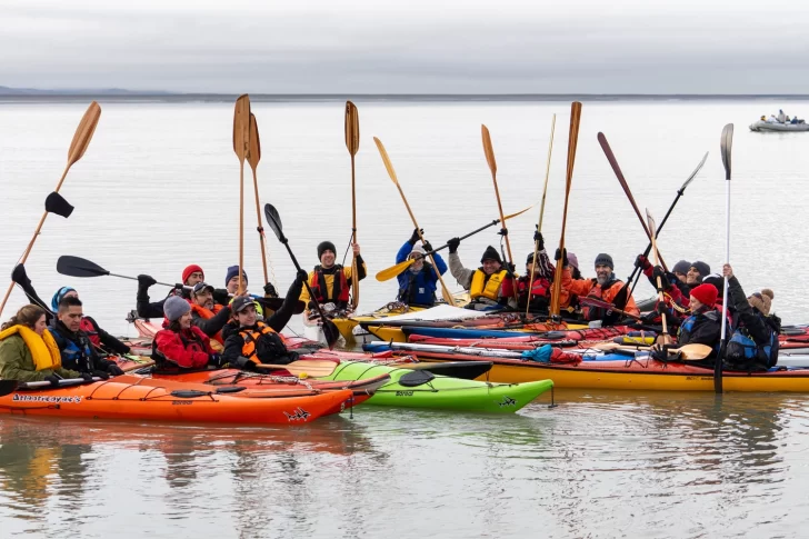 Cruzaron la ría en kayak y limpiaron la costa: “Tenemos que cuidar el lugar donde vivimos”