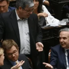 Jubilaciones: la oposición impulsa un aumento con bono de $100 mil y Milei amenaza con vetarlo, definen los gobernadores
