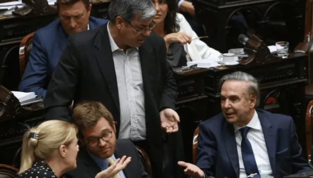Jubilaciones: la oposición impulsa un aumento con bono de $100 mil y Milei amenaza con vetarlo, definen los gobernadores