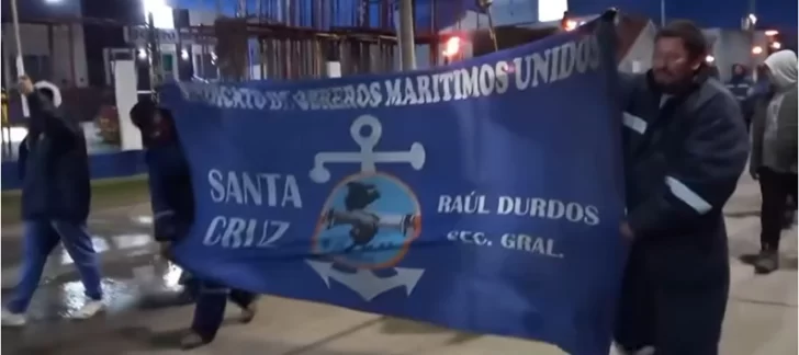 El domingo por la noche, los marineros de Puerto Deseado protagonizaron una marcha de antorchas.