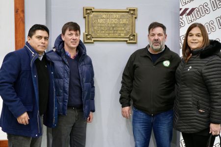  La placa en el gimnasio y el agradecimiento a Mario Alfonso Suárez. El gobernador Claudio Vidal junto al secretario de estado Rodrigo Suárez, Adrián Suárez, presidente del CAP, y la comisionada Nayla Fernández.