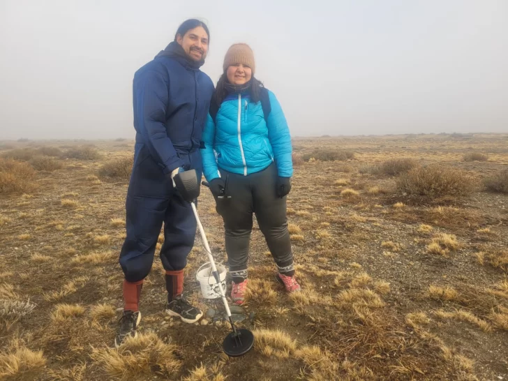 Una familia, un detector de metales y la aventura de descubrir tesoros en Punta Loyola