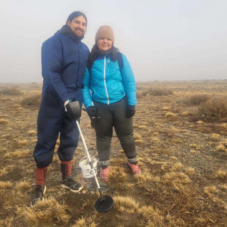 Una familia, un detector de metales y la aventura de descubrir tesoros en Punta Loyola