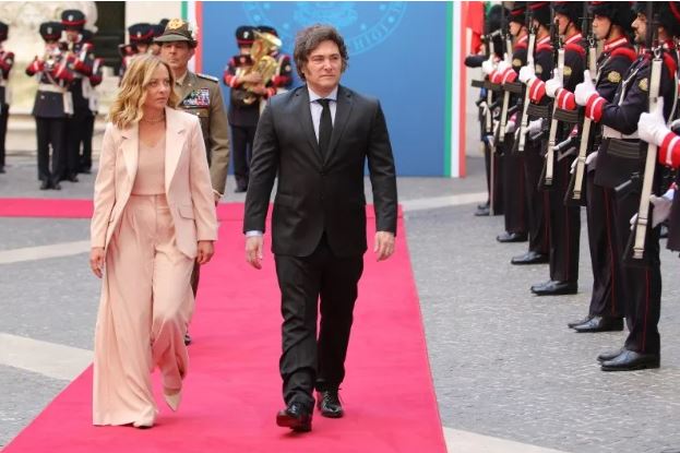  Milei y Meloni en el Palacio Chigi, Roma, Italia.