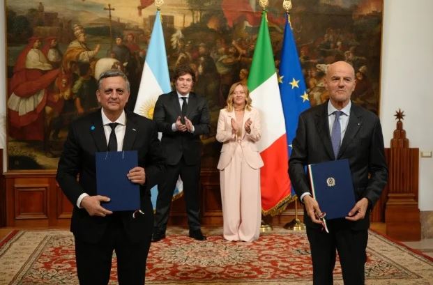  Milei y Meloni supervisaron la firma del acuerdo entre las compañías energéticas YPF y ENI.