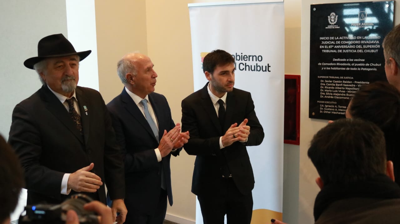  Othar Macharashvili, intendente de Comodoro Rivadavia, Ricardo Lorenzetti, juez de la Corte Suprema de Justicia e Ignacio Torres, gobernador de Chubut. FOTO: TAMARA MORENO / LA OPINIÓN AUSTRAL.