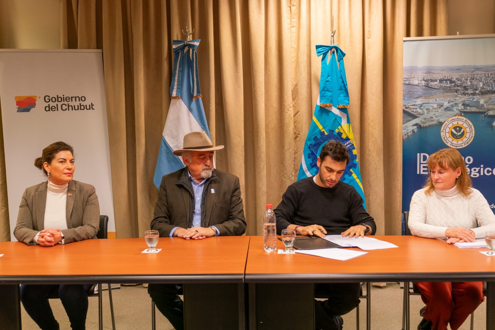  Ana Clara Romero, diputada nacional; Othar Macharashvili, intendente de Comodoro; Ignacio Torres, gobernador de Chubut; y la administradora de Puertos, Digna Hernando. FOTO: GOBIERNO CHUBUT